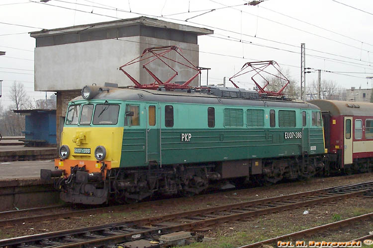 2001-11-12 Warszawa Wschodnia 
EU07-386 [CM Warszawa] prowadzi pociąg IC LAJKONIK nr 3500 'Kraków Główny - Gdynia Główna'. 
 
[2265]