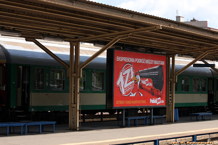 2011-06-26 Lublin 
Reklama konkurencji na peronie lubelskiej stacji kolejowej. 
 
[16855]